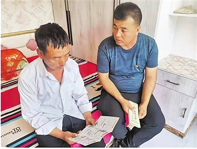<p>　　马晓国（右）鼓励村民发展设施农业。</p><p>　　